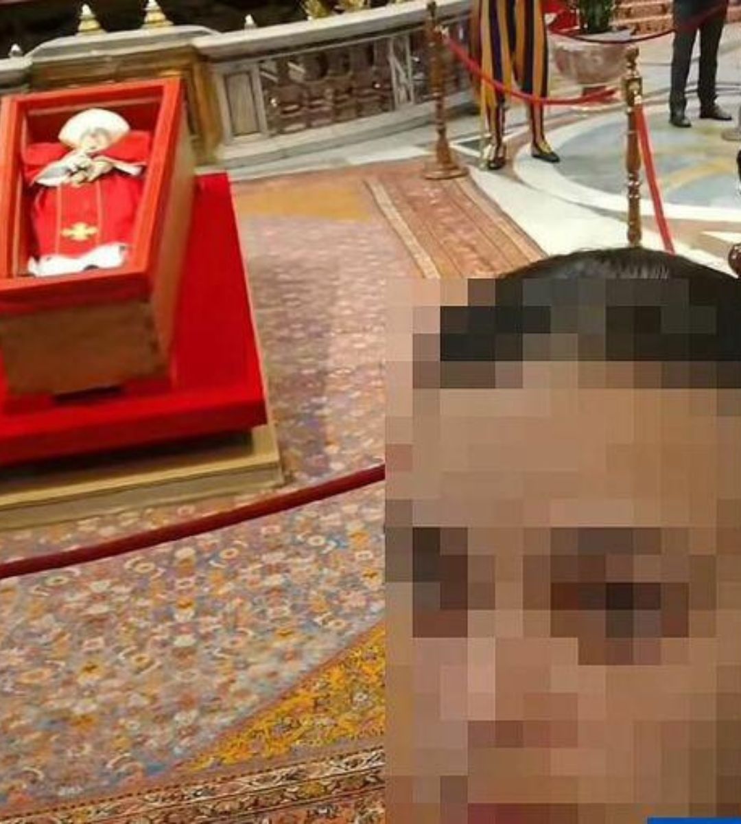 Selfie przy trumnie papieża Franciszka