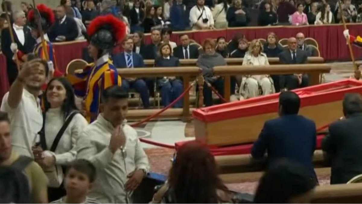 Selfie przy trumnie papieża Franciszka