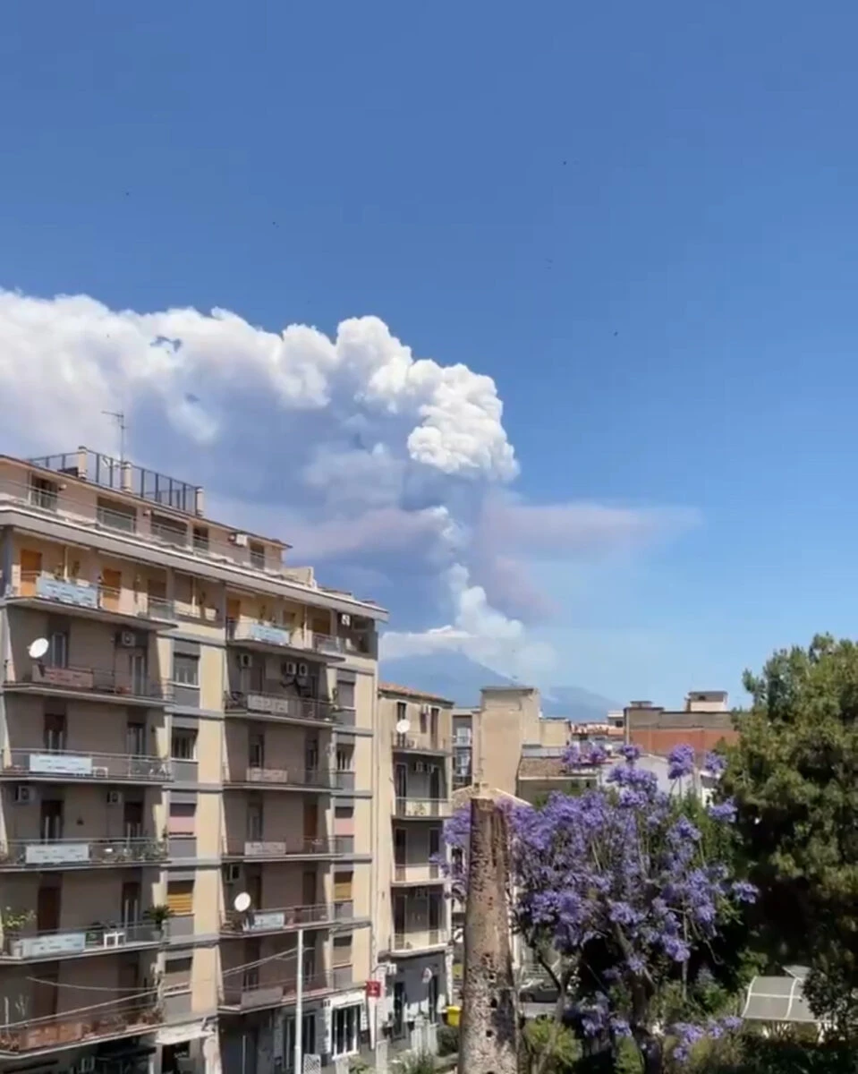 Potężna erupcja Etny: zapadnięta część krateru otworzyła fontannę lawy, chmura pyłu sięgnęła kilku kilometrów, panika wśród turystów