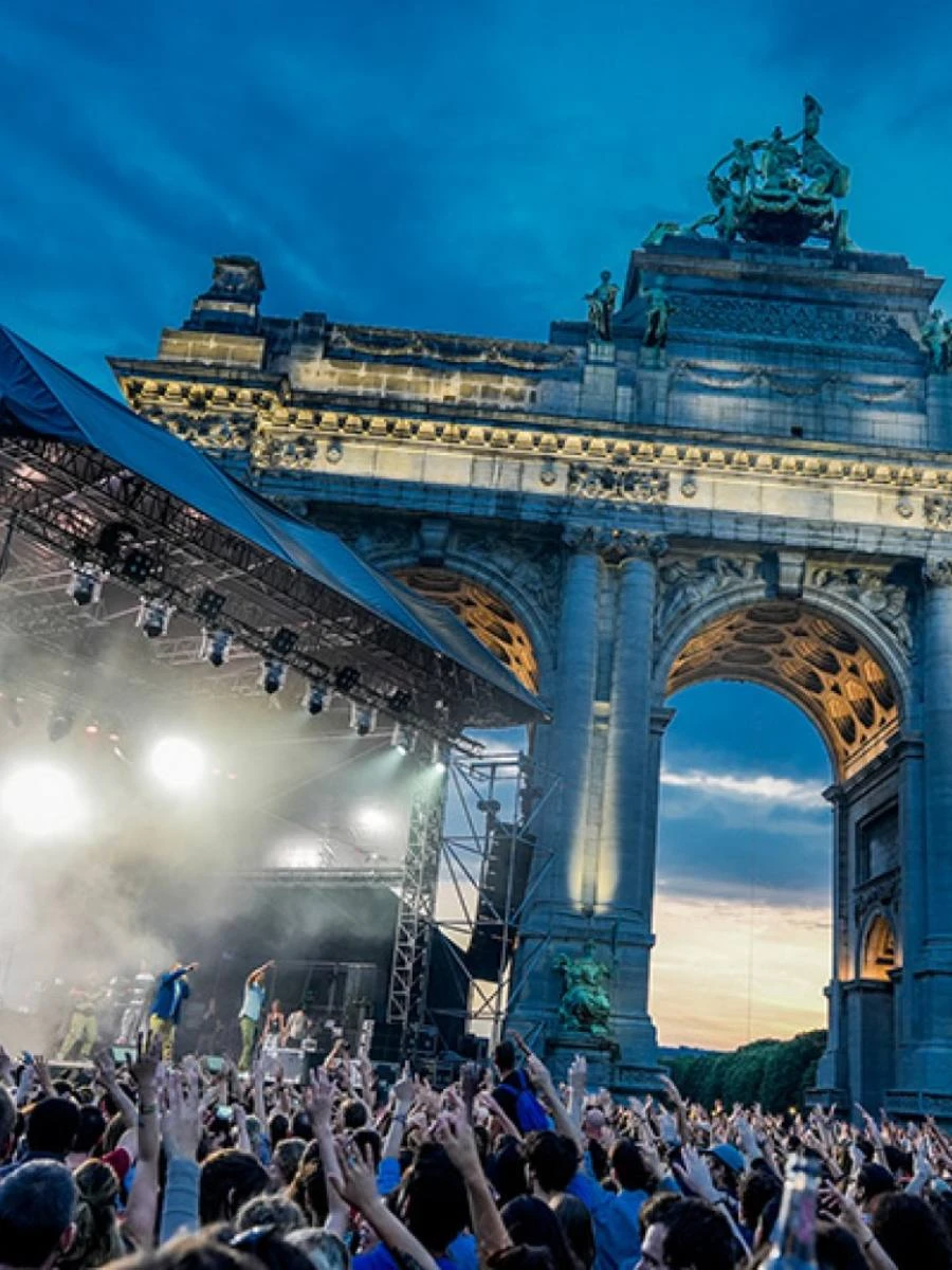 145 kobiet ukłutych brudnymi igłami na festiwalu Foto: scena koncertowa, ludzie