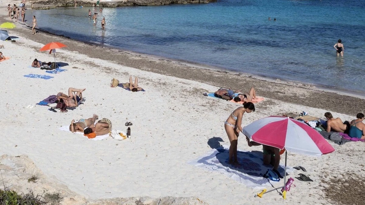 Niebezpieczne czarne dyski na plażach we Włoszech.