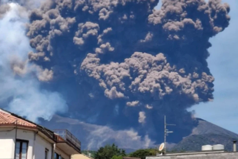 Potężna erupcja Etny: zapadnięta część krateru otworzyła fontannę lawy, chmura pyłu sięgnęła kilku kilometrów, panika wśród turystów