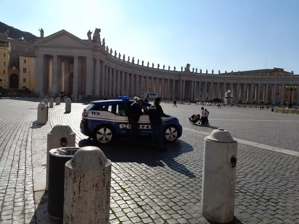 Stan podwyższonego zagrożenie we Włoszech Foto: Policja na placu świętego Piotra