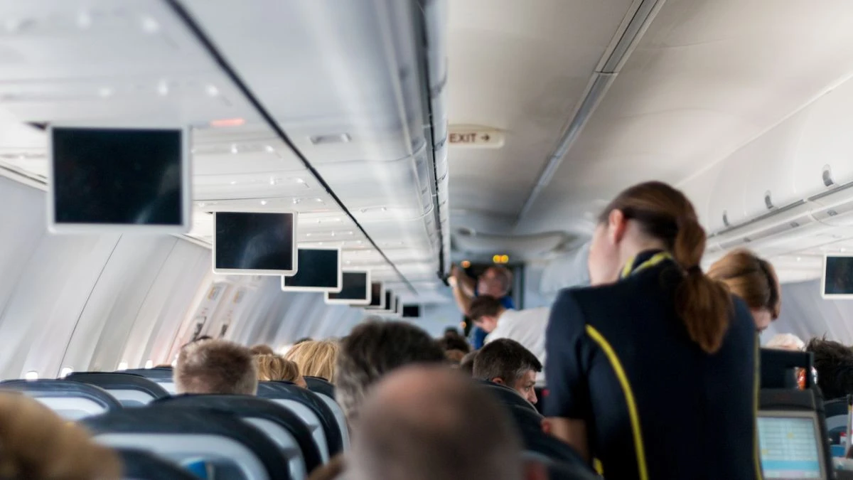 Błąd pasażerów po wejściu na pokład samolotuFoto: Stewardessa w samolocie