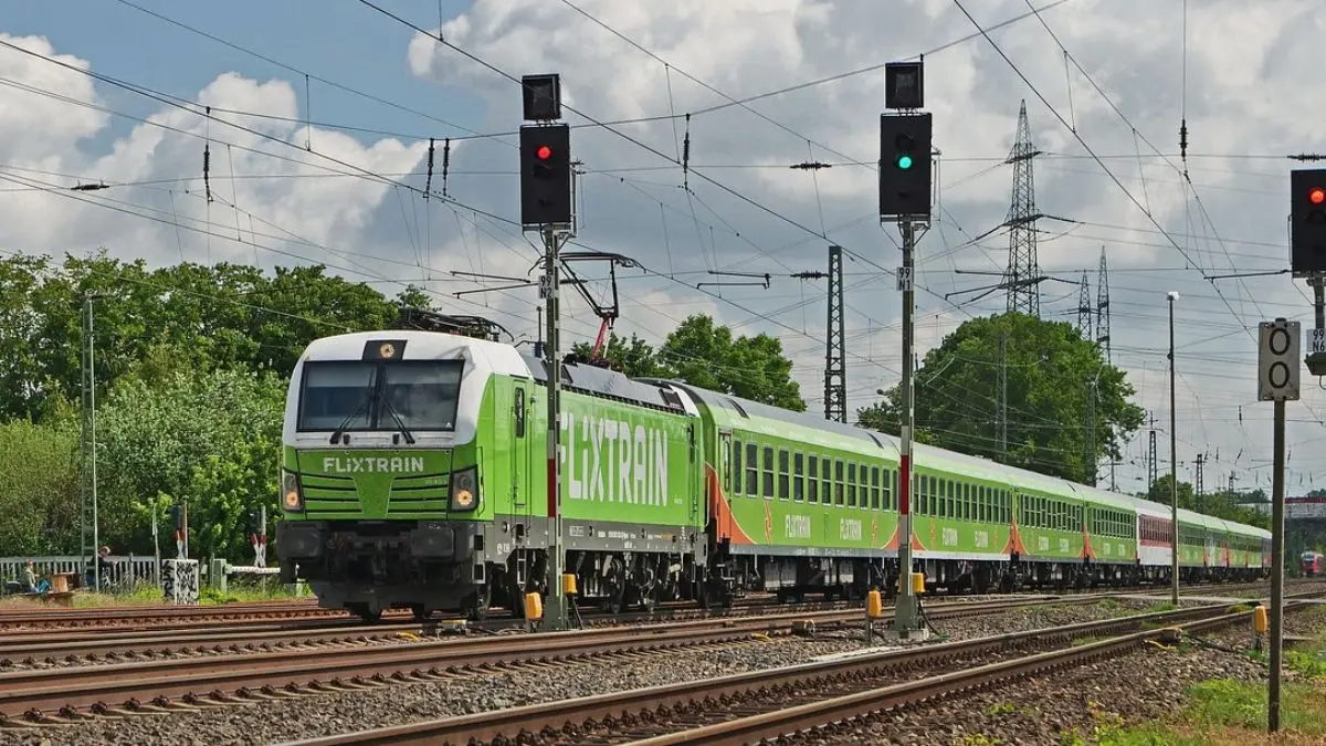 FlixTrain ze Szwajcarii do Niemiec. Na zdjęciu zielony Flixtrain
