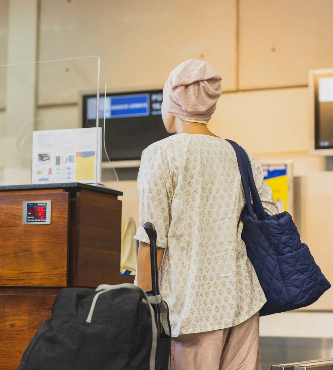 nagradzanie pracowników za wykrycie ponadwymiarowych bagaży Foto: Kobieta przy stanowisku odprawy 