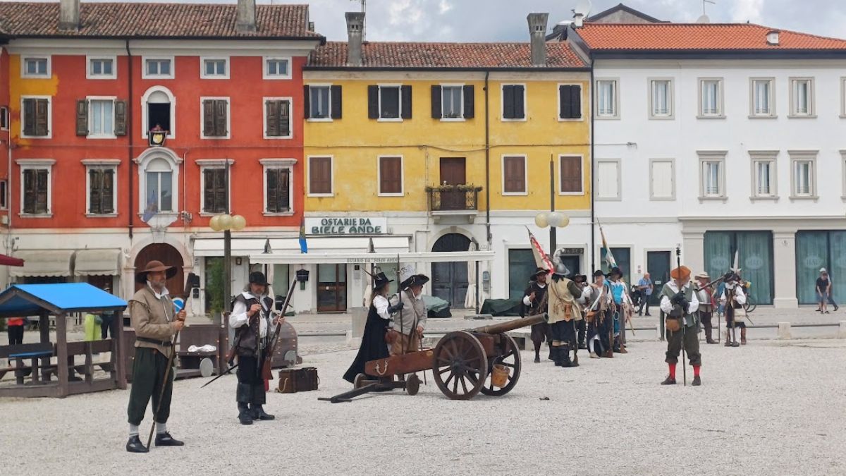 Miasto w kształcie gwiazdy Foto: historyczna rekonstrukcja na placu centralnym w Palmanova