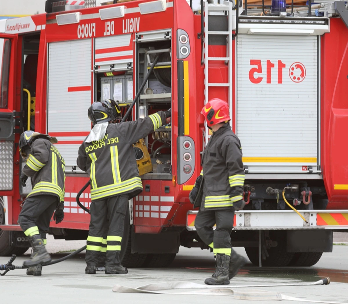 Całkowity blackout we Włoszech Na zdjęciu strażacy