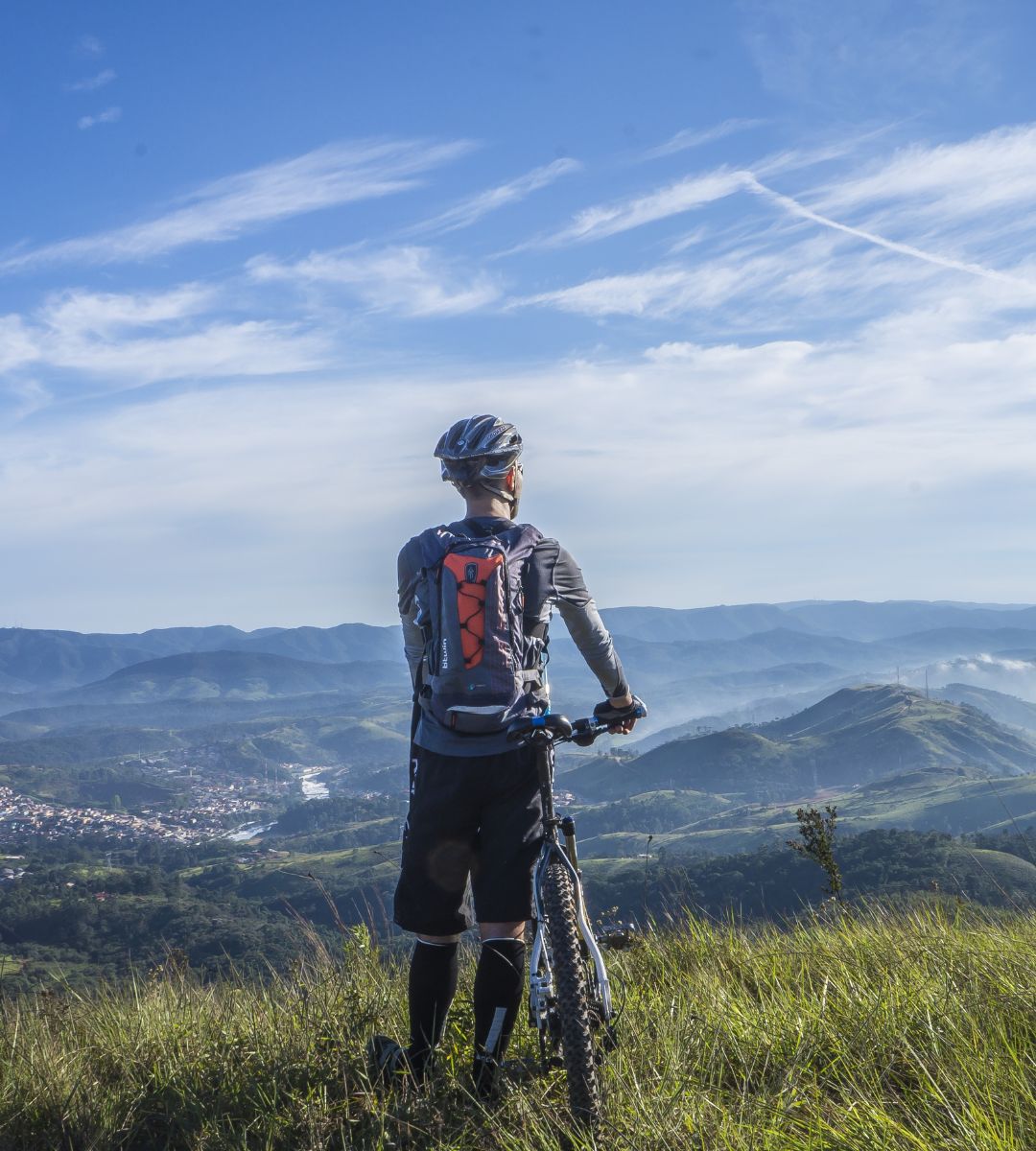 trasa rowerowa z Norwegii do Portugalii Foto: mężczyzna na rowerze w górach