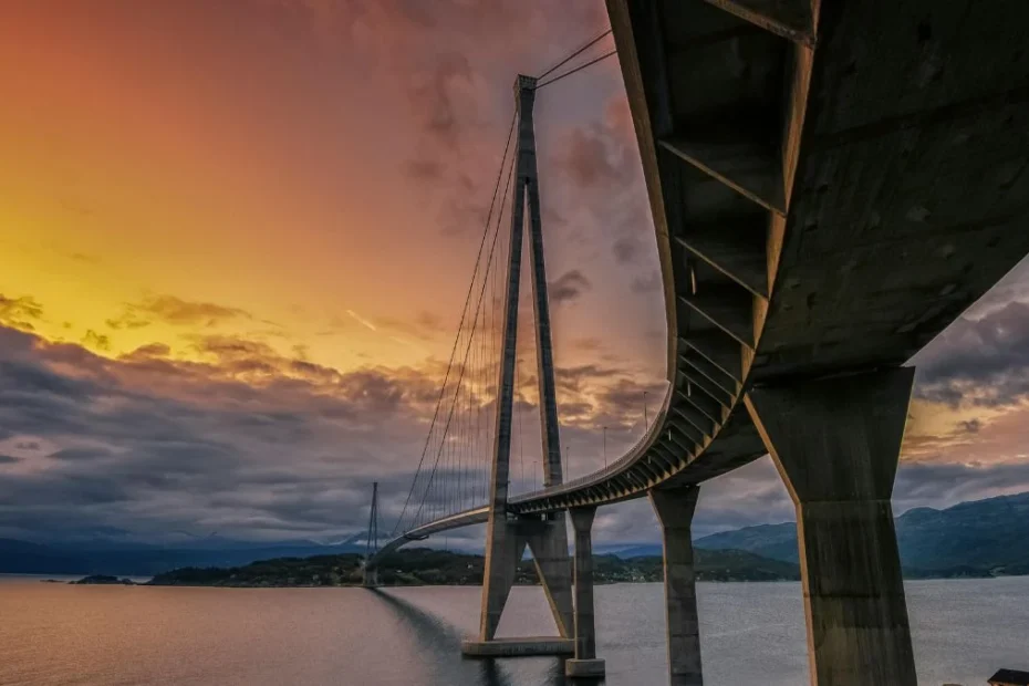 Włosi zbudują najdłuższy most wiszący świata Foto: most wiszący