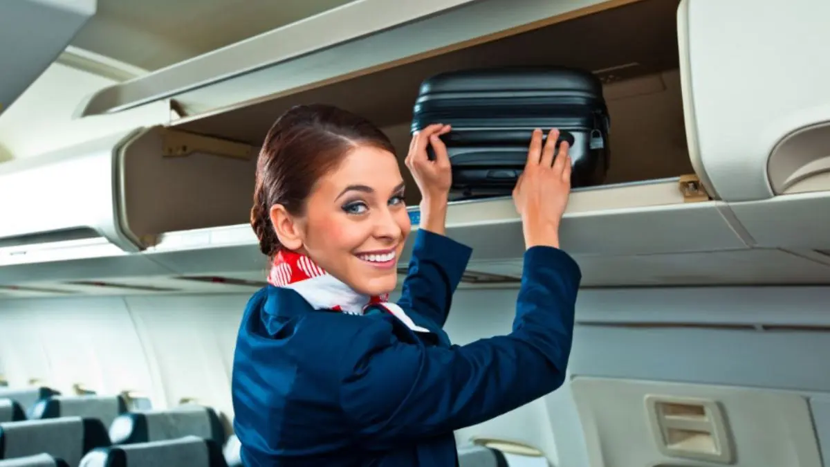 Apaszki stewardess to nie moda. Ten detal ma znacznie większe znaczenie