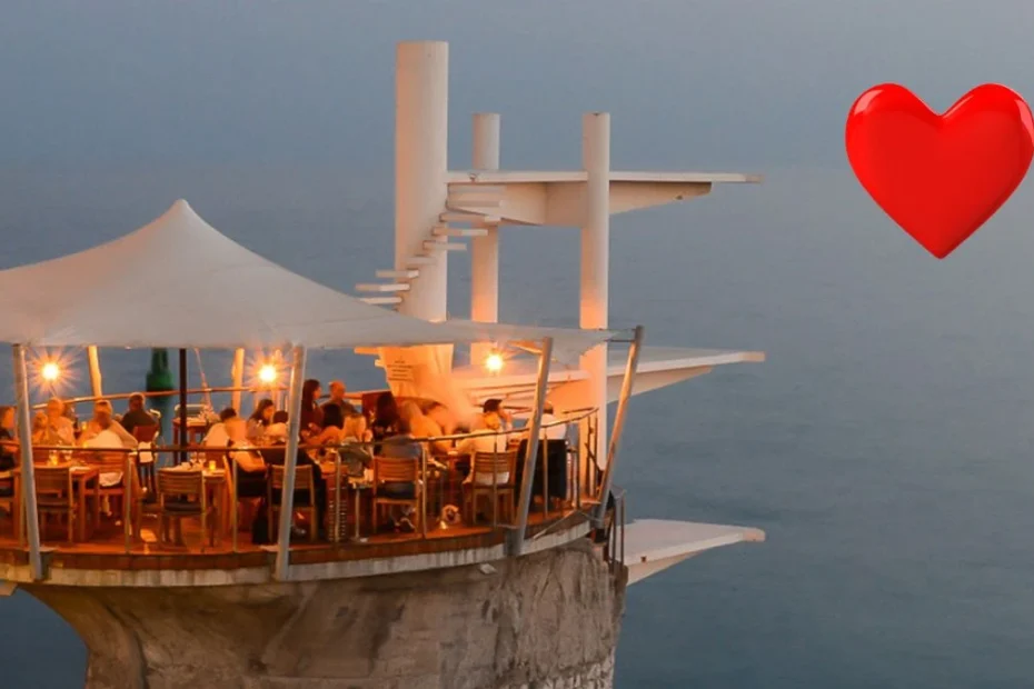 Restauracja zawieszona nad morzem
