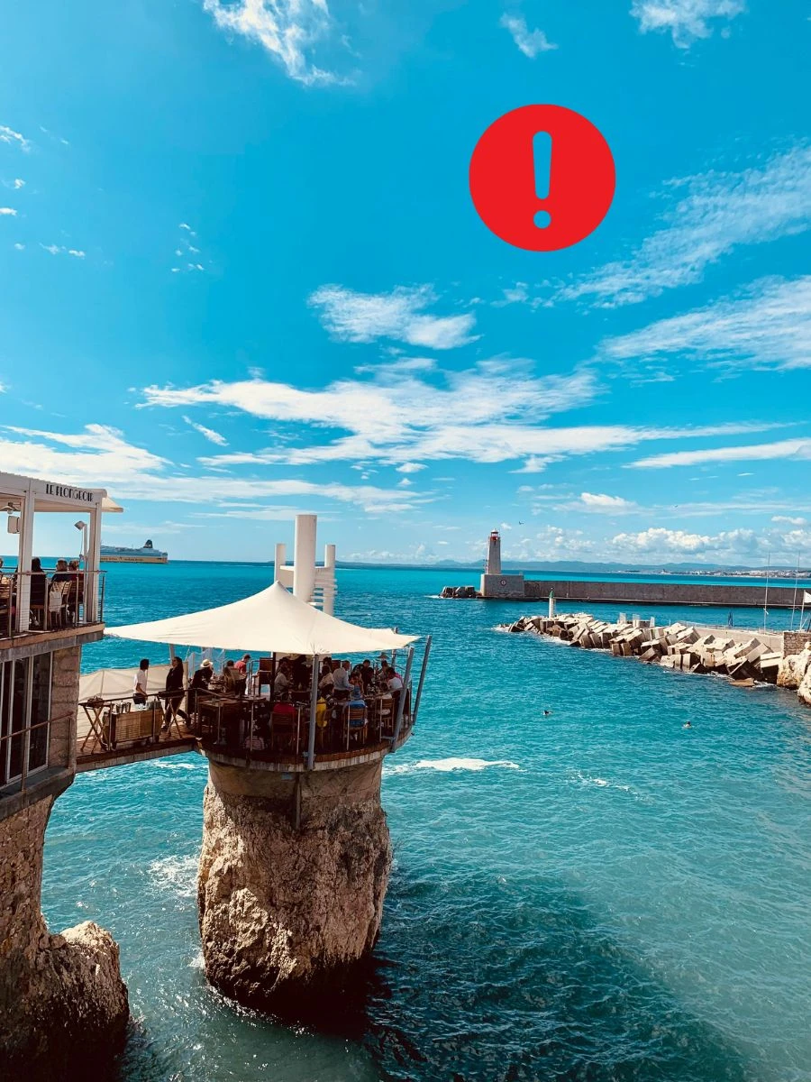 Restauracja zawieszona nad morzem