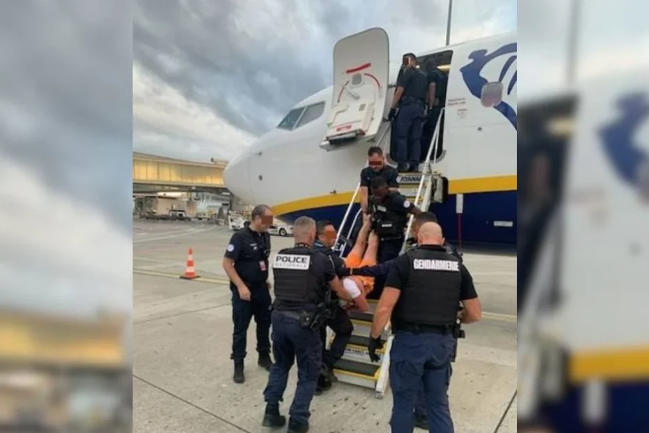 Panika na pokładzie Ryanair: pasażer próbował otworzyć drzwi i wyskoczyć z samolotu w trakcie lotu