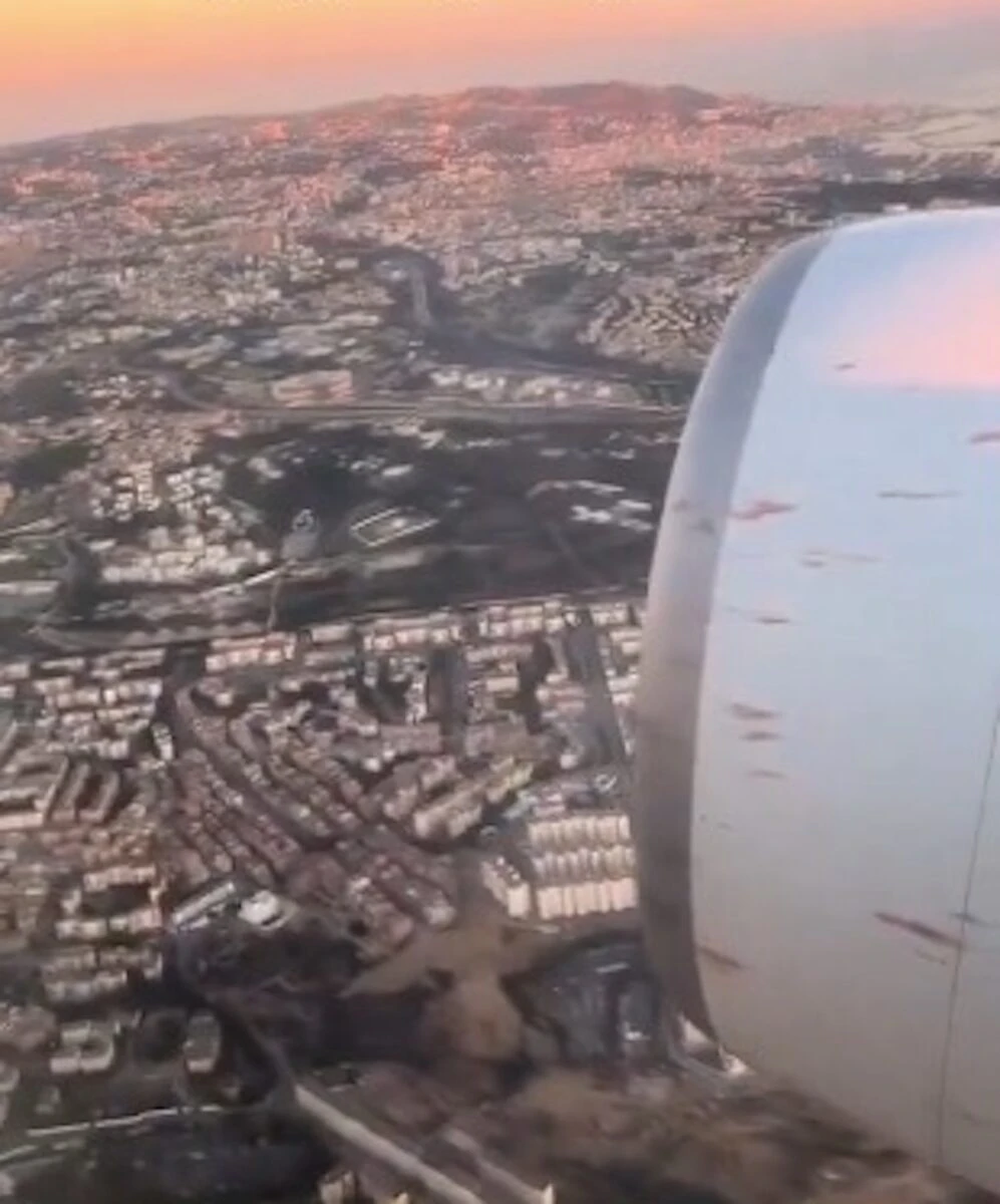 Widok uszkodzonego nosa samolotu na płycie lotniska