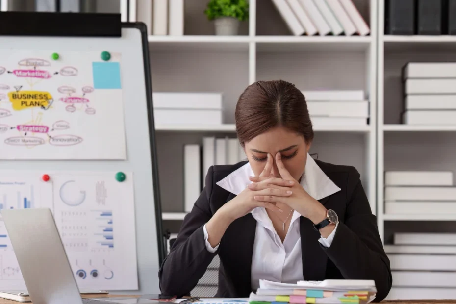 6 zawodów które niszczą życie i szczęście Foto: kobieta w biurze