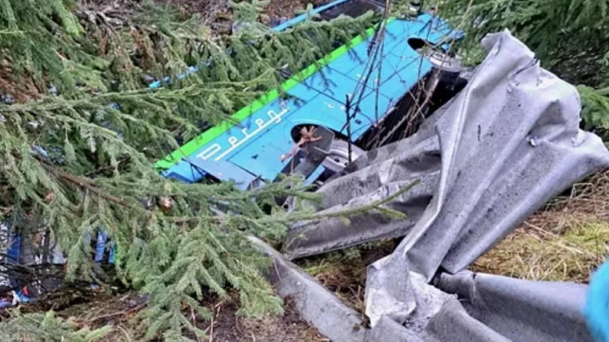Autobus szkolny wypada z drogi i ląduje w rzece Foto: autobus w górskim potoku