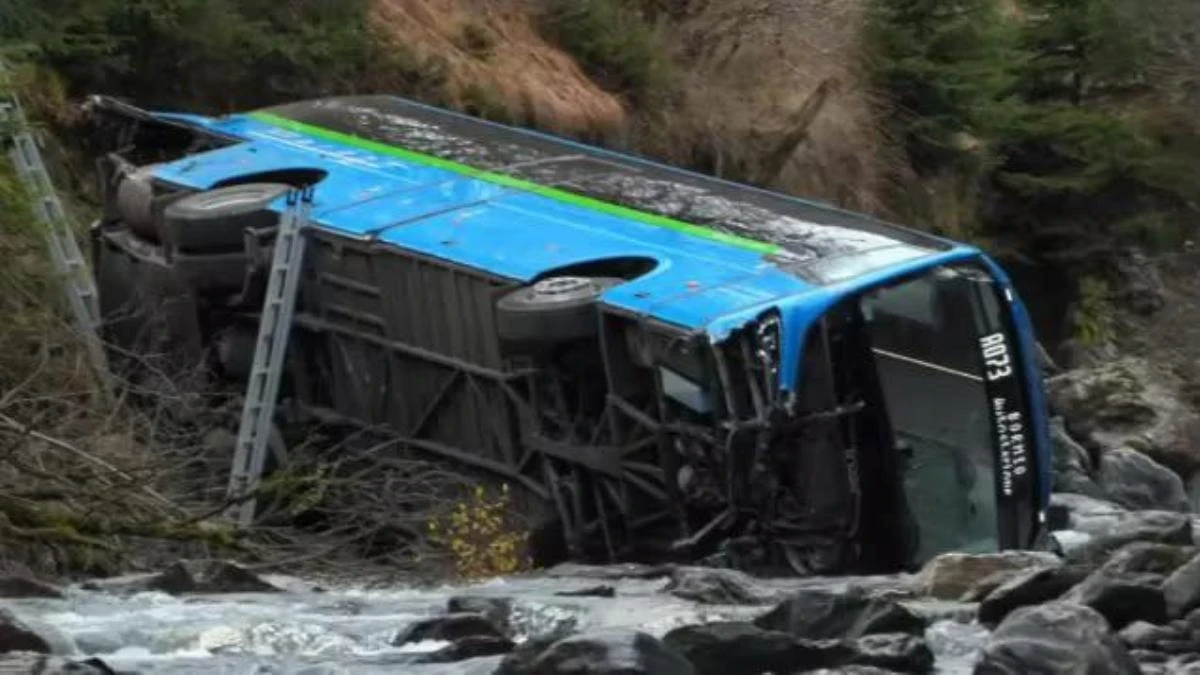 Autobus szkolny wypada z drogi i ląduje w rzece Foto: autobus w górskim potoku