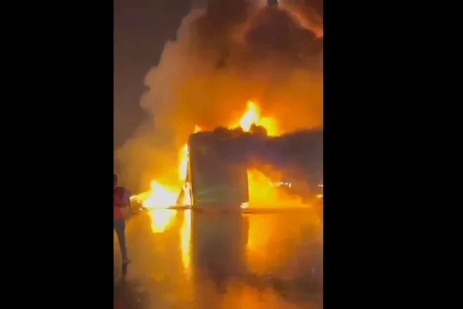 Autokar stanął w płomieniach po wypadku