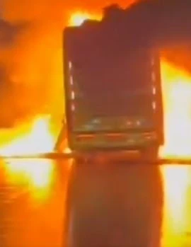 Autokar stanął w płomieniach po wypadku