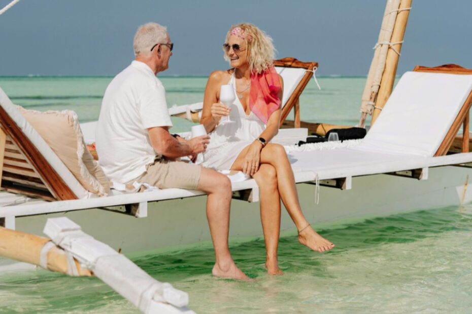 3 wyjątkowe miejsca na wakacje po 65. roku życia Foto: para emerytów wypoczywa w nad morzem