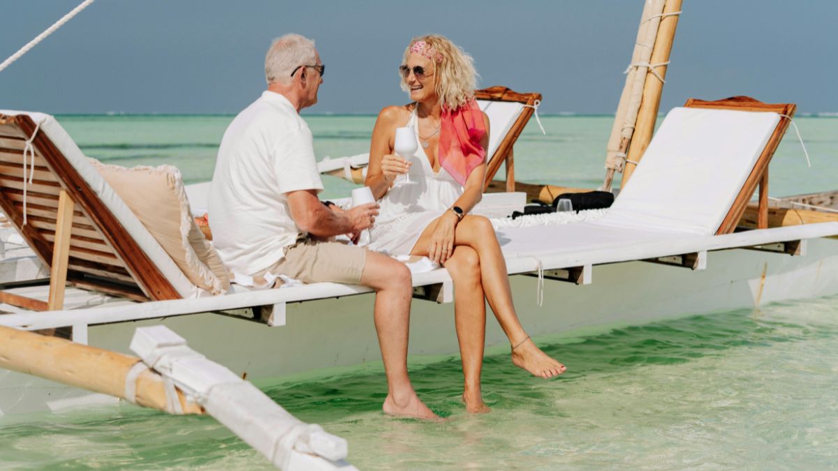 3 wyjątkowe miejsca na wakacje po 65. roku życia Foto: para emerytów wypoczywa w nad morzem
