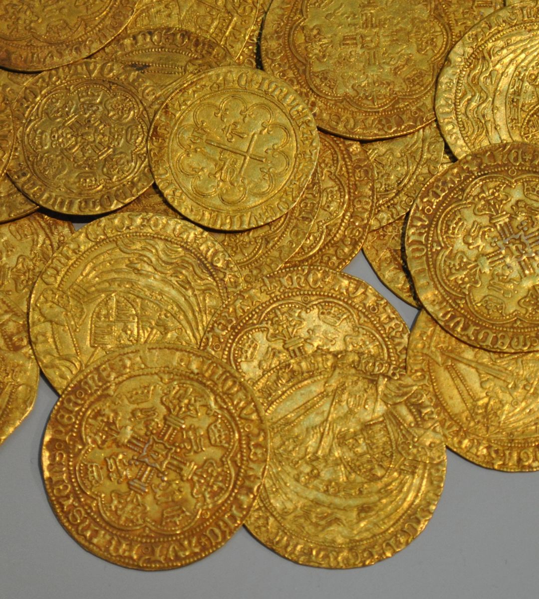 Kolejny skok na muzeum we Francji, obrabowano muzeum Diderota. Na zdjęciu złote monety - zdjęcie ilutsracyjne