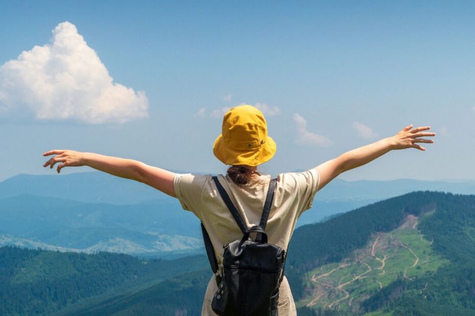 Rok 2026 przyniesie nowe podejście do zwiedzania Foto: turystka w górach