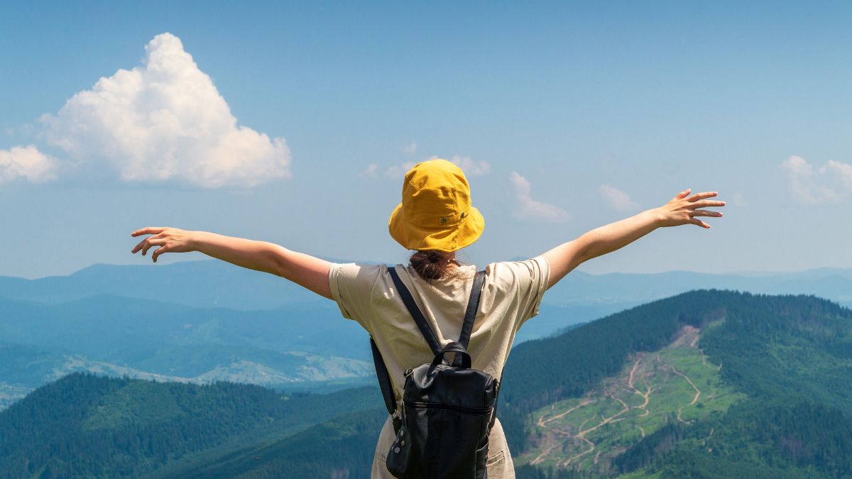 Rok 2026 przyniesie nowe podejście do zwiedzania Foto: turystka w górach