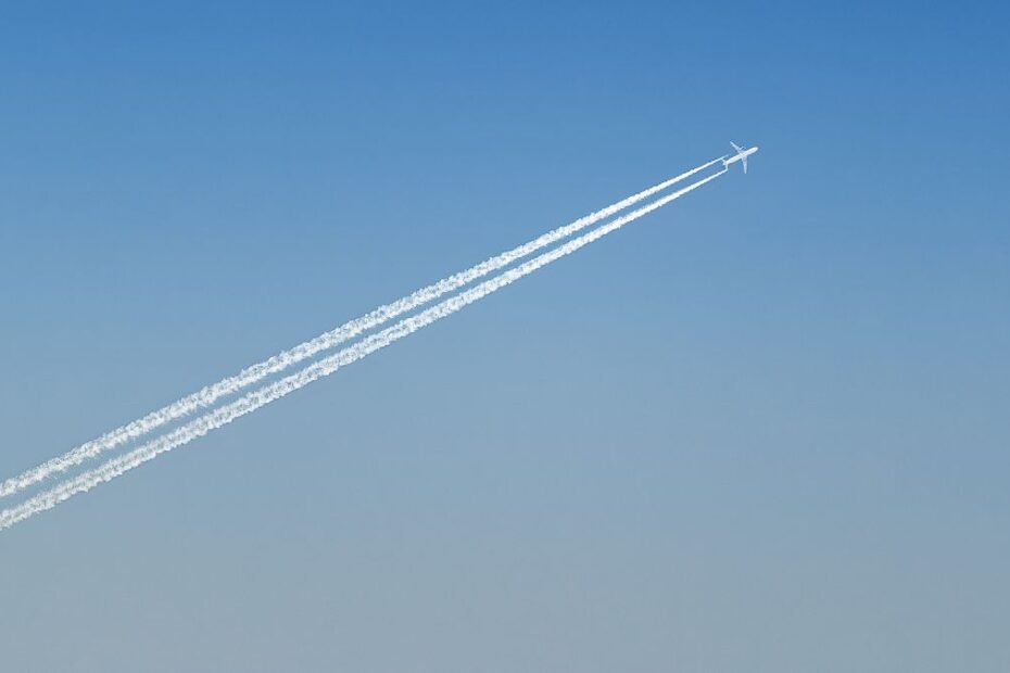 Z Londynu do Nowego Jorku w zaledwie dwie godziny Foto: widok samolotu na tle błękitnego nieba