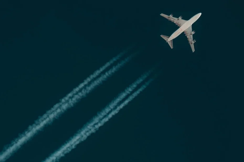 lNajlepsze linie lotnicze na świecie 2025 Foto: samolot na niebie