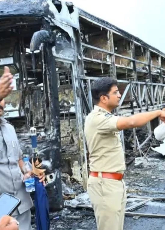 Autokar stanął w płomieniach po wypadku