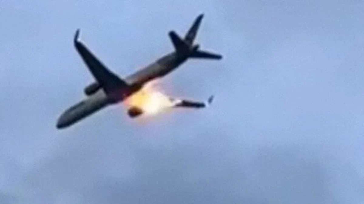 Widok samolotu Aeroitalia na pasie startowym, zdjęcie archiwalne