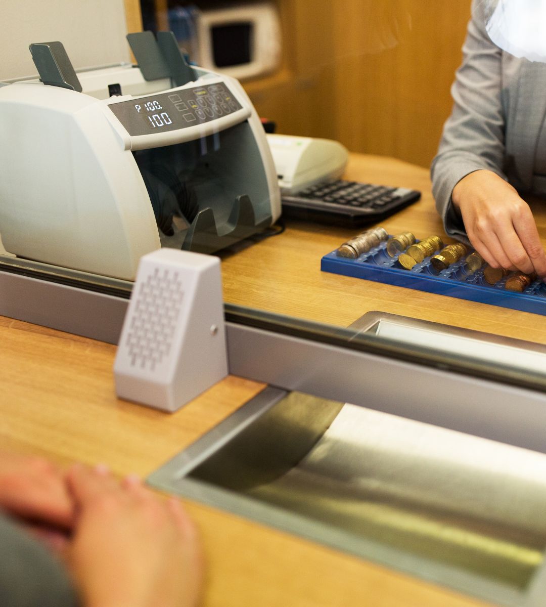 Oszust przebrał się za swoją zmarłą matkę Foto: okienko w banku