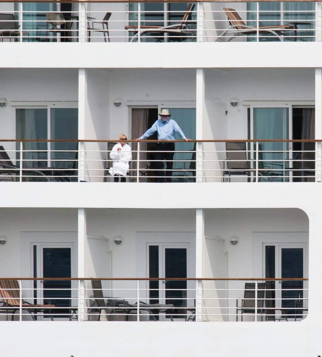 53 rejsy z rzędu zamiast pobytu w domu spokojnej starości Foto:  Para emerytów na statku wycieczkowym 