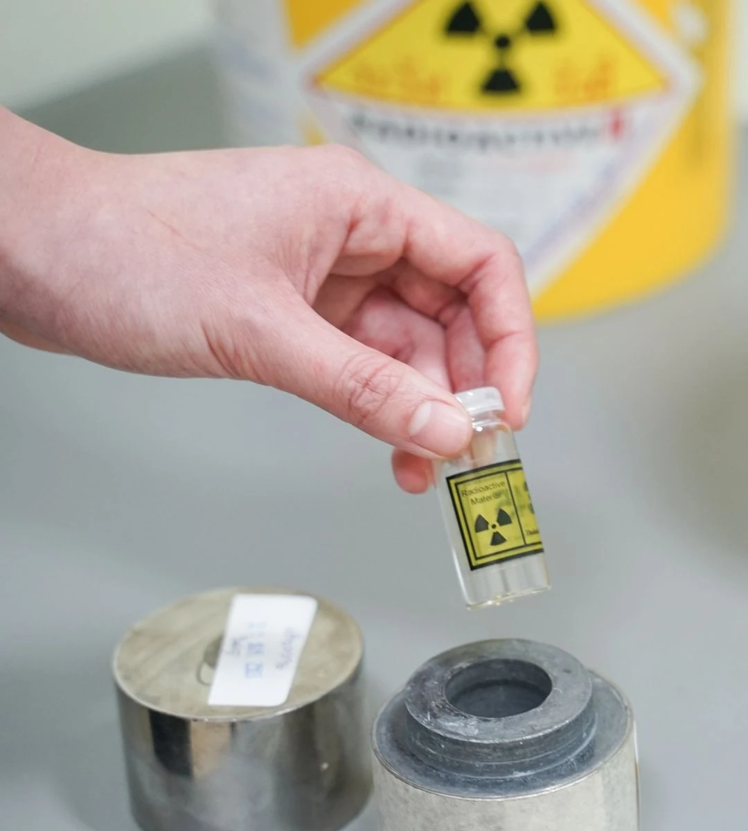 co to jest "zegar śmierci" Foto: ręka trzymająca radioaktywną substancję