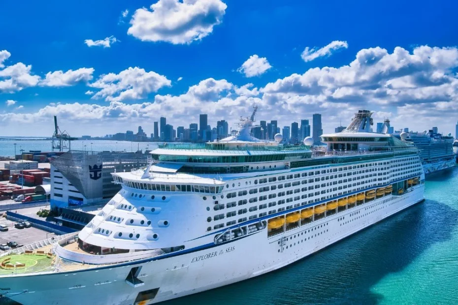 Mieszkanie na luksusowym statku Foto: statek wycieczkowy w porcie