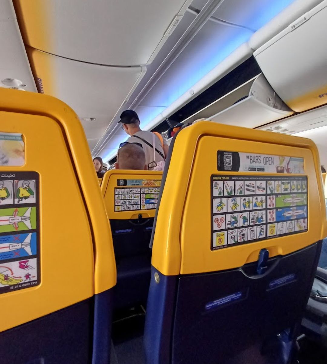 bilety za symboliczną złotówkę Foto: podróżni w samolocie Ryanair