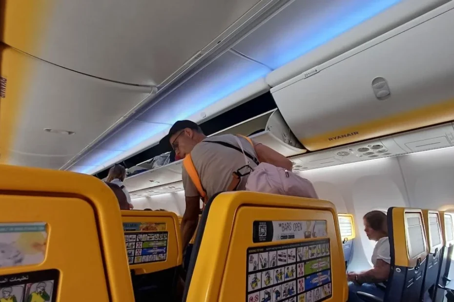 Ryanair ogranicza połączenia na trzy hiszpańskie lotniska Foto: Wnętrze samolotu Ryanair