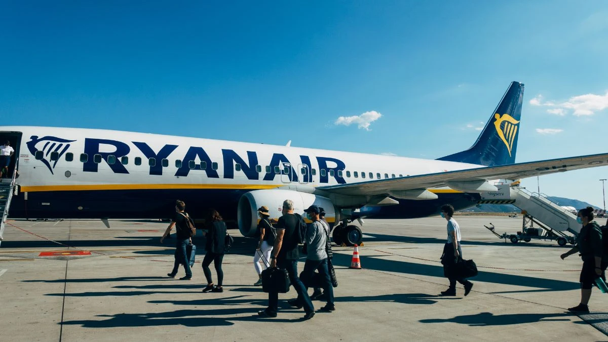 koniec papierowych kart pokładowych Foto: Pasażerowie Ryanair wsiadający do samolotu