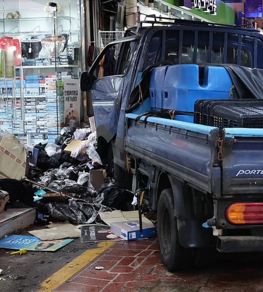 Ciężarówka wjechała w tłum ludzi na targu: są ofiary śmiertelne i wielu rannych