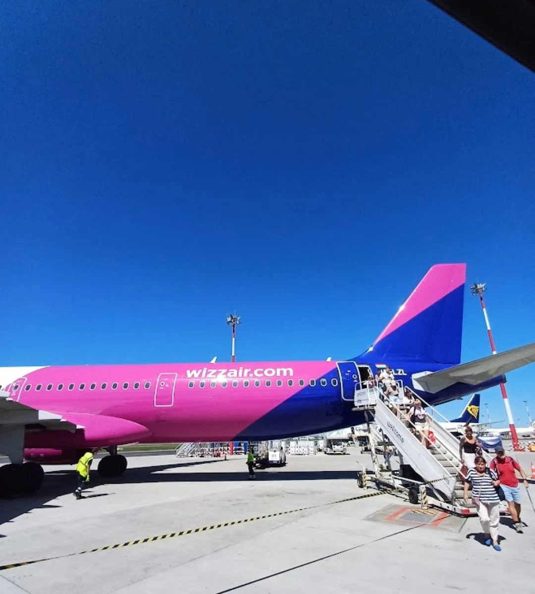 bilety za symboliczną złotówkę Foto: Samolot Wizz Air na lotnisku