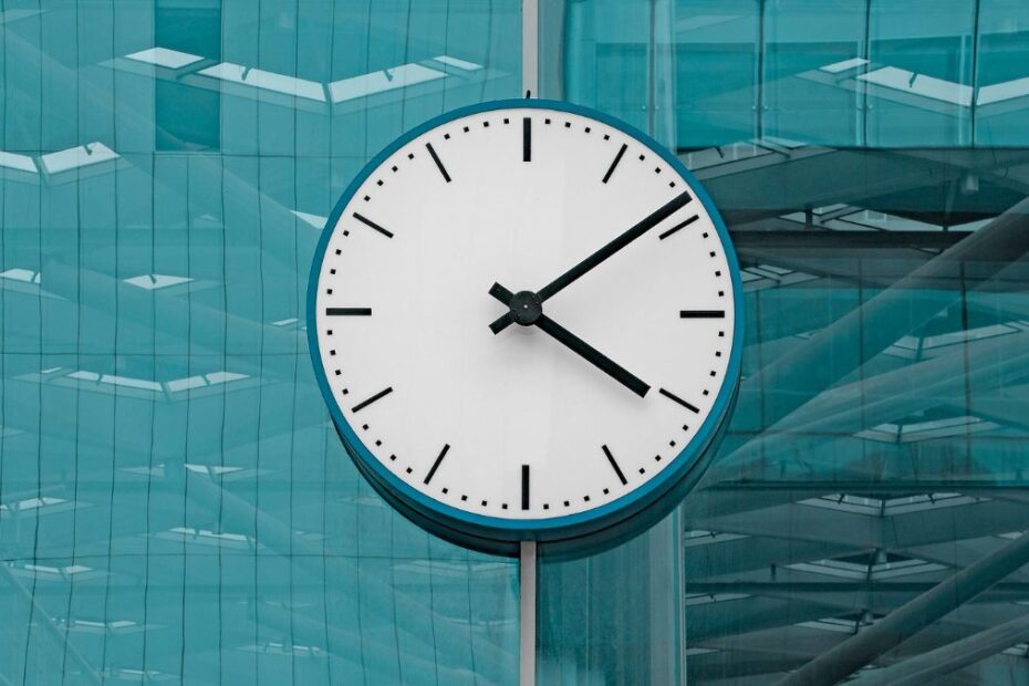 co to jest "zegar śmierci" Foto: zegar na niebieskim tle