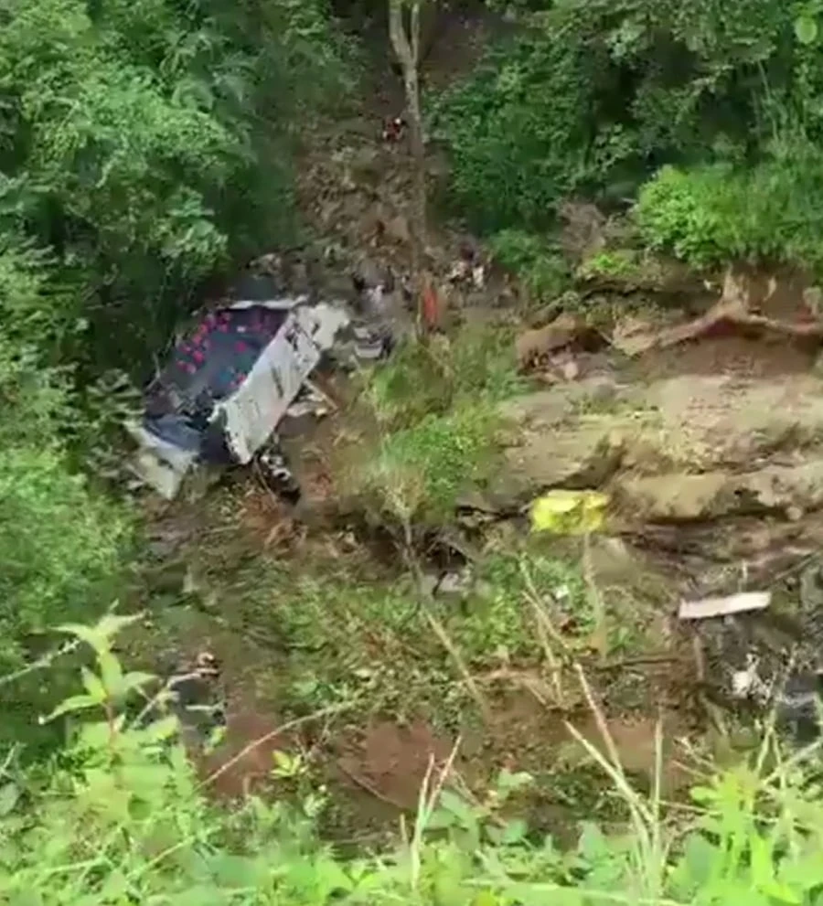 Wrak autobusu po katastrofie w Kolumbii