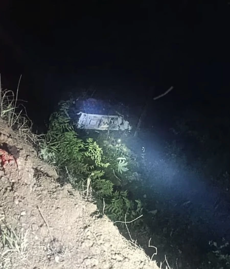 Ratownicy pracujący na miejscu katastrofy autobusu