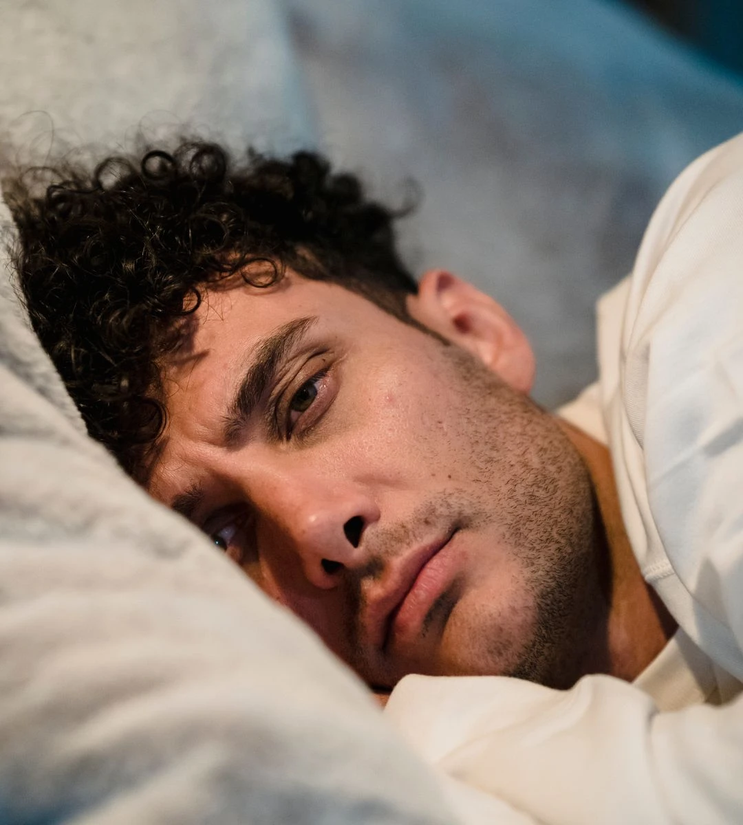 Najbardziej zanieczyszczone miasta świata Foto: Mężczyzna leżący bezsennie w łóżku