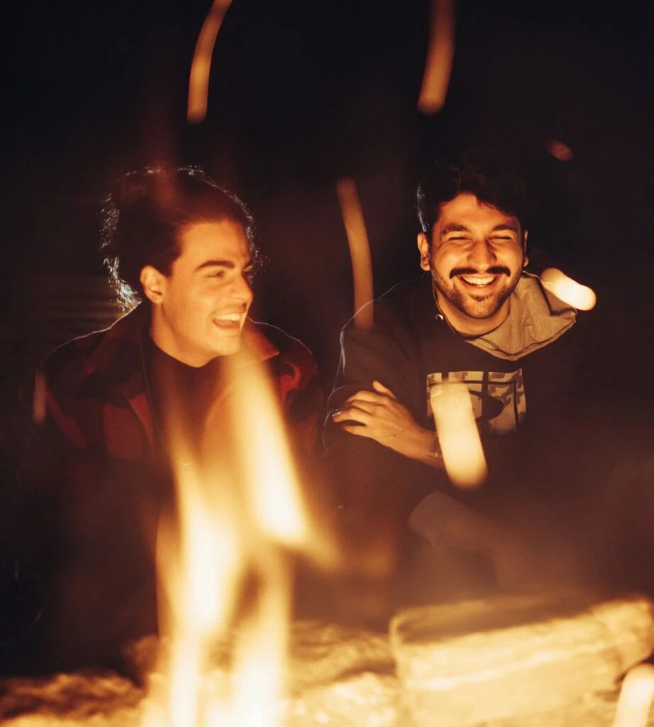 Noworoczne ognisko na plaży Foto: Turyści i mieszkańcy obserwujący sylwestrowe ognisko w Scheveningen
