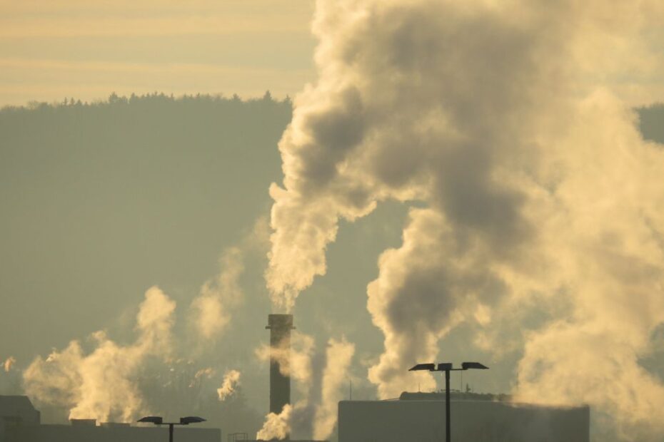 Najbardziej zanieczyszczone miasta świata Foto: kominy wypuszczające zanieczyszczenia