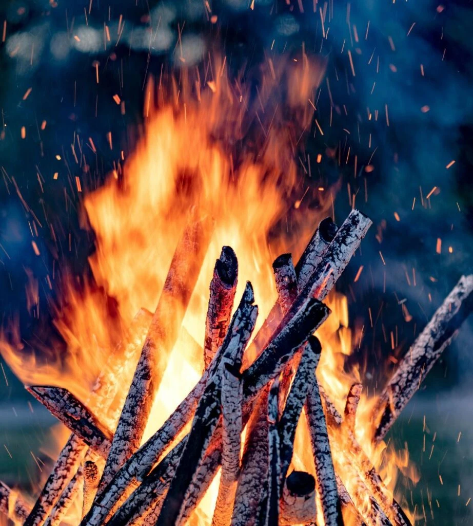 Noworoczne ognisko na plaży Foto: Gigantyczne sylwestrowe ognisko