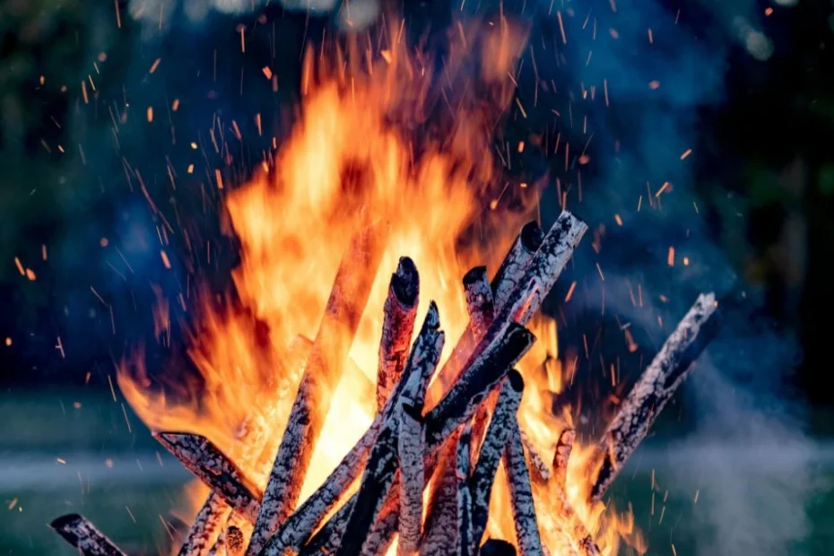 Noworoczne ognisko na plaży Foto: Gigantyczne sylwestrowe ognisko
